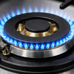 Quemador de estufa a gas con sistema de encendido funcionando correctamente